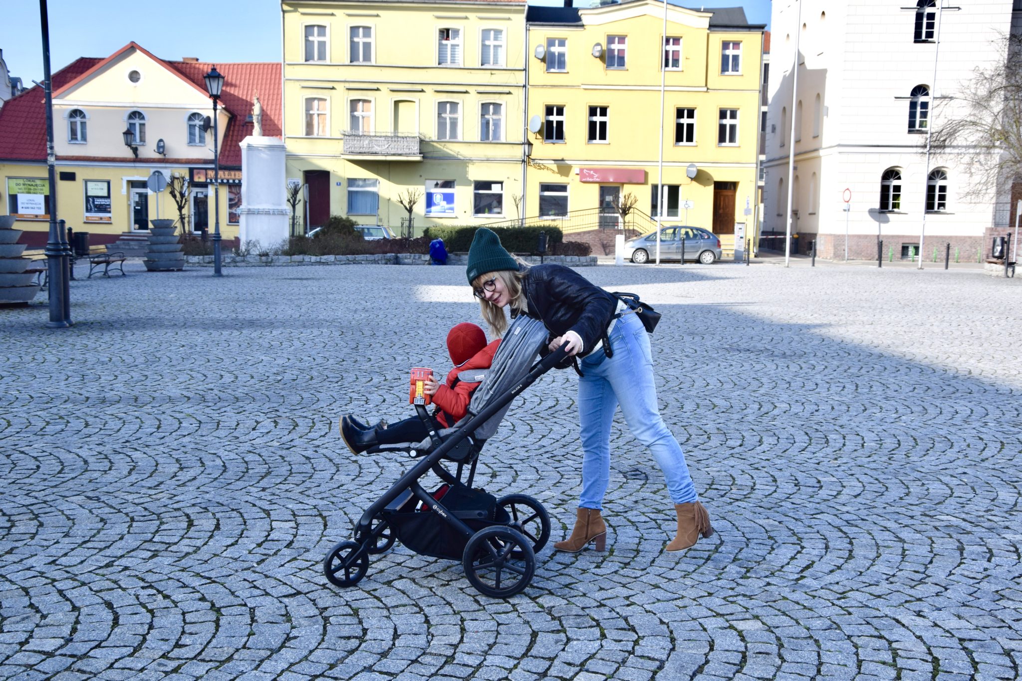 chłopak nie trzyma moczu i nosi pieluchy