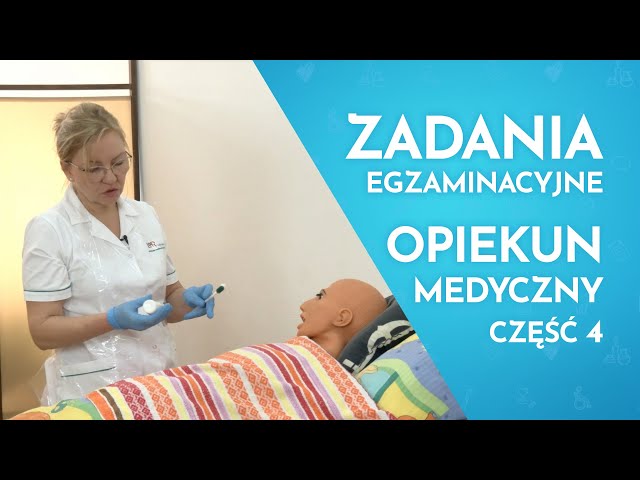 opiekun medyczny wymiana pieluchy u pacjenta zabrudzonego